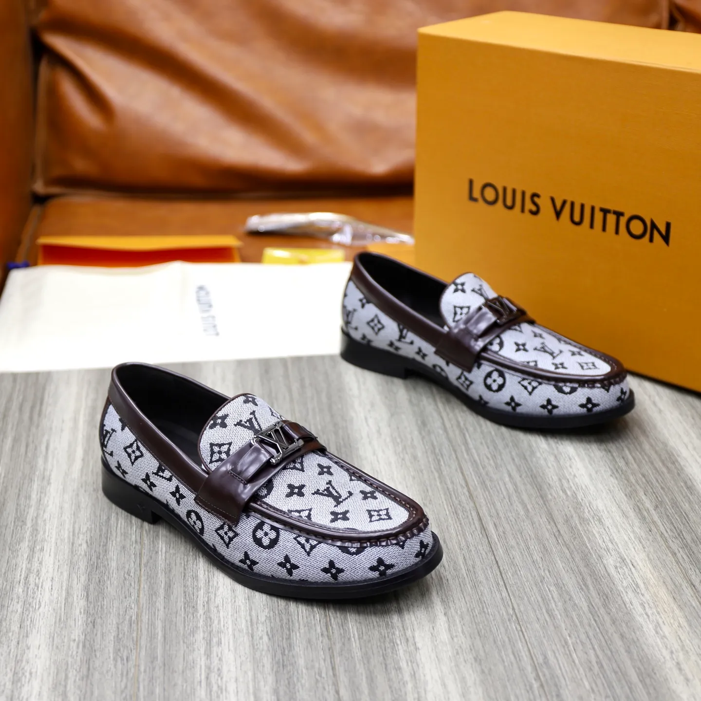 Men's Men's Shoes💰💰920LV Louis Vuitton Slip-on Loafers, top quality products from Guangzhou, ready for sale! This LV Glove loafer is made of selected soft cowhide, with a slightly wrinkled leather surface and a very high-end texture. Each pair is unique. The leather surface is light and soft, with a fine texture and good luster. It is a classic loafer style, with exquisite handmade mark stitching on the toe, and a square toe configuration to highlight the classic style. The horizontal band has hot-printed LV three-dimensional letters, semi-solid handcrafts and a genuine leather outsole, and a rubber patch on the heel to create wear-resistant performance and comfort. One of the must-have loafers for men! Comes with full original packaging! Code number: 38-39-40-41-42-43-44 (38, 45, 46 customized) standard leather shoe code